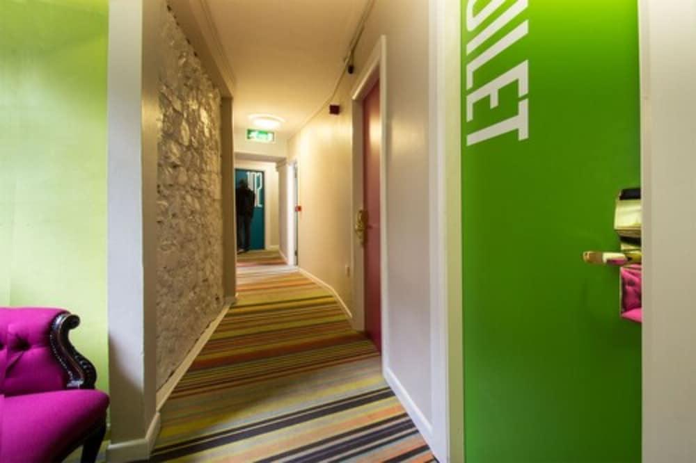 Snoozles Quay Street Tourist Hostel Galway Exteriör bild