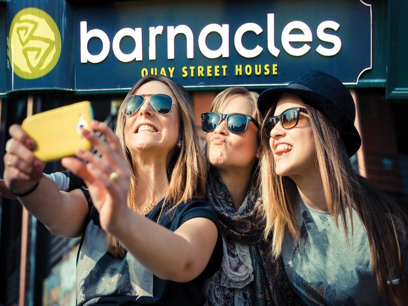 Snoozles Quay Street Tourist Hostel Galway Exteriör bild