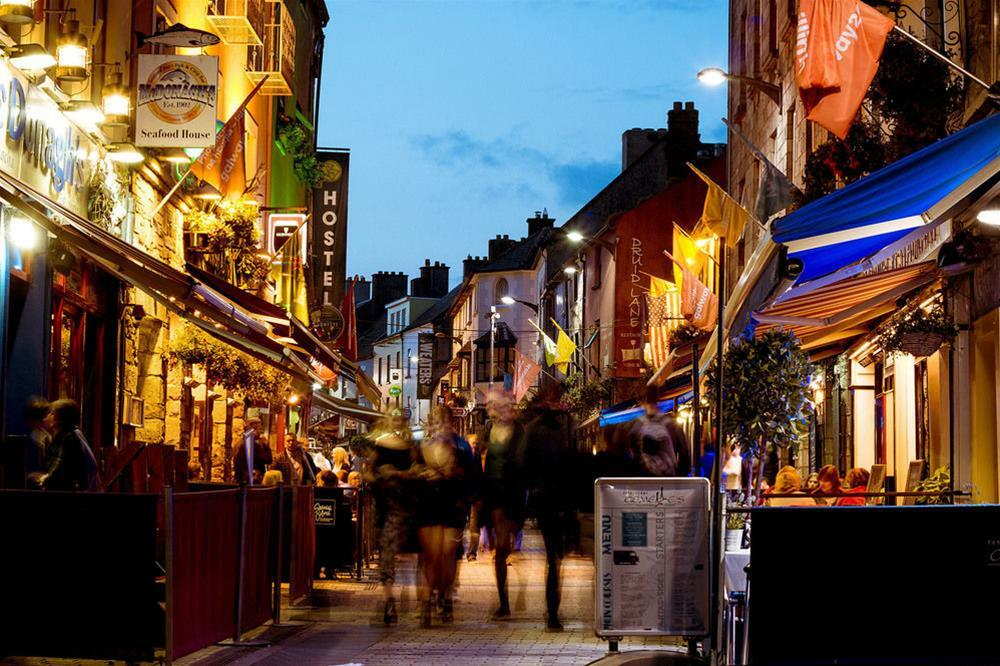 Snoozles Quay Street Tourist Hostel Galway Exteriör bild