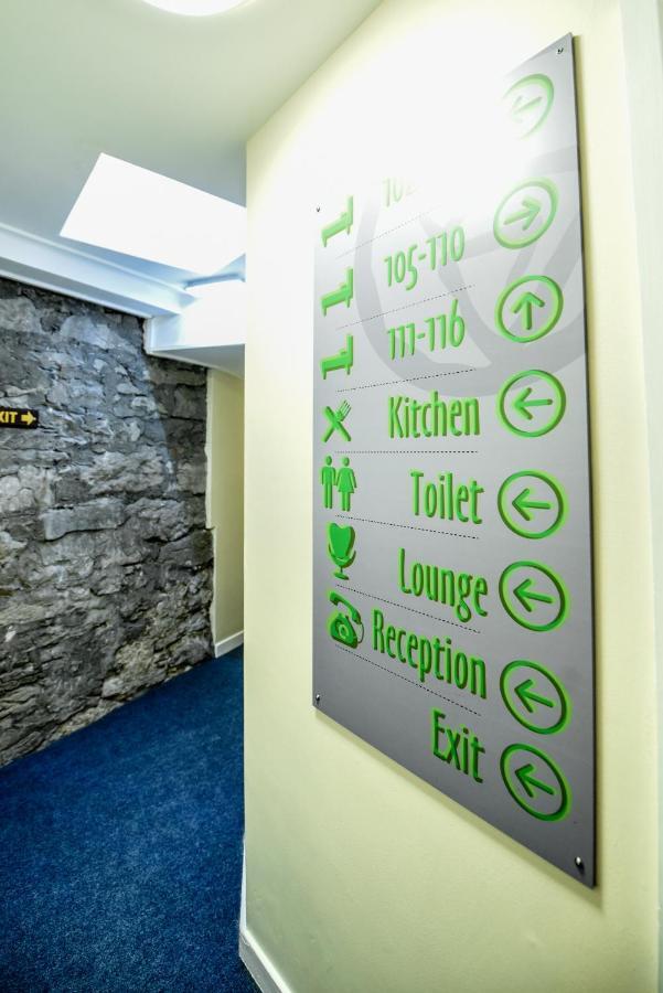 Snoozles Quay Street Tourist Hostel Galway Exteriör bild